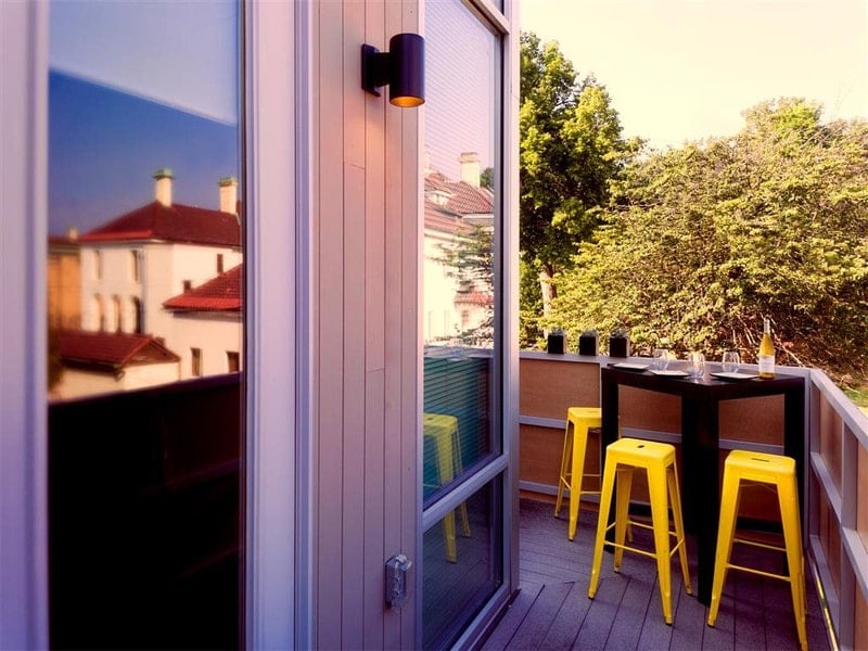 An outdoor view of the balcony at the Cleveland Student Residence, home to ELS Language Centers students in Cleveland, Ohio, USA.