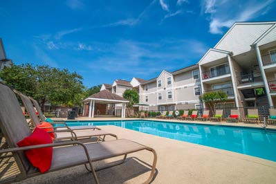 ELS Nashville Student Residence outdoor swimming pool